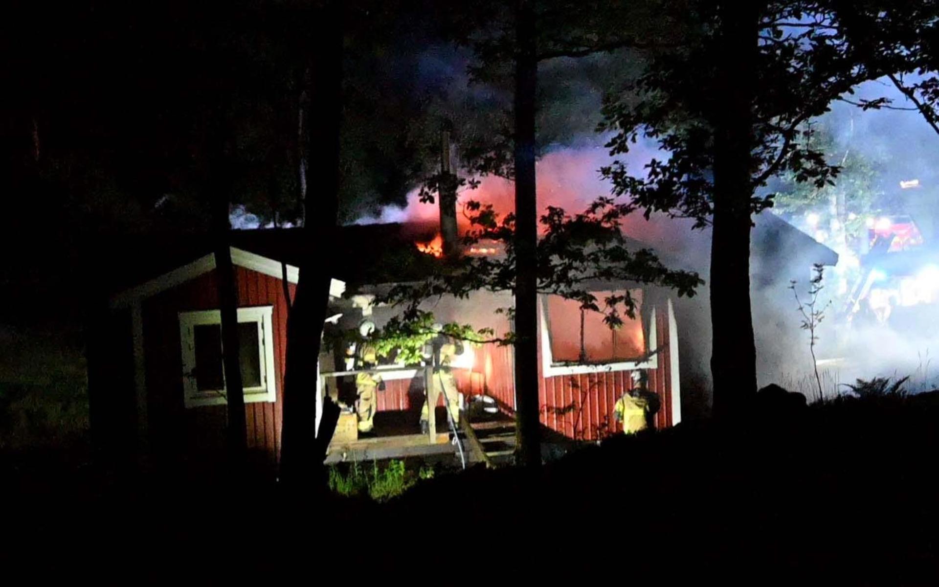 Branden var släckt vid 00.45 i natt, men eftersläckningsarbetet avslutades först vid 06.15, vid tiotiden ska insatsen avrundas helt. 