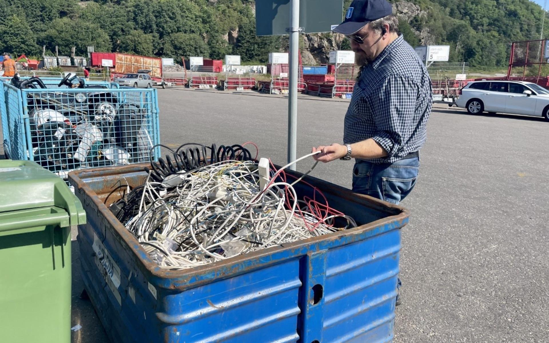 All kabel som lämnas in samlas i en behållare, och kopparn i kabeln är åtråvärd.