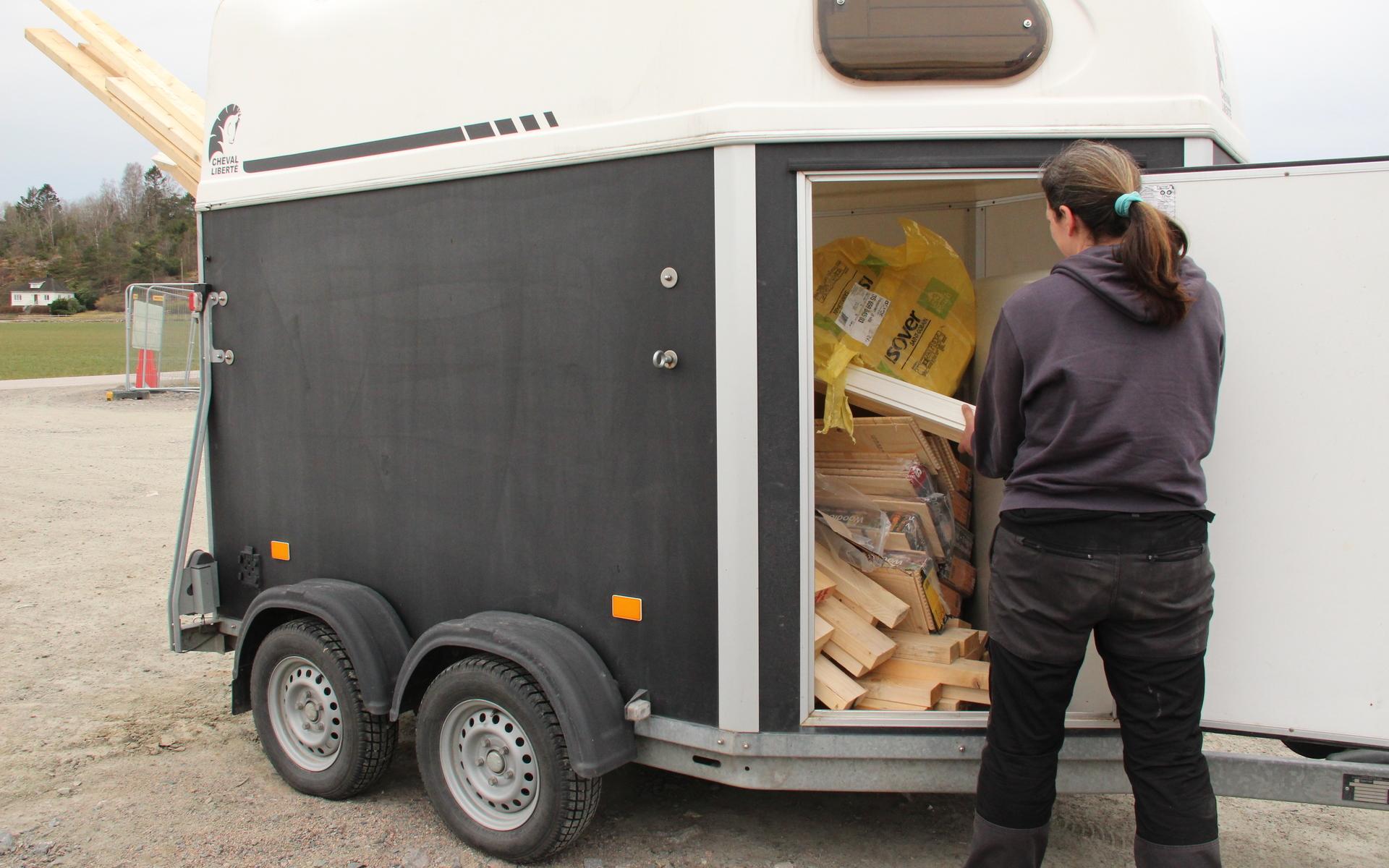 Reglar, isolering, dörr och golv fyller hästtransporten.