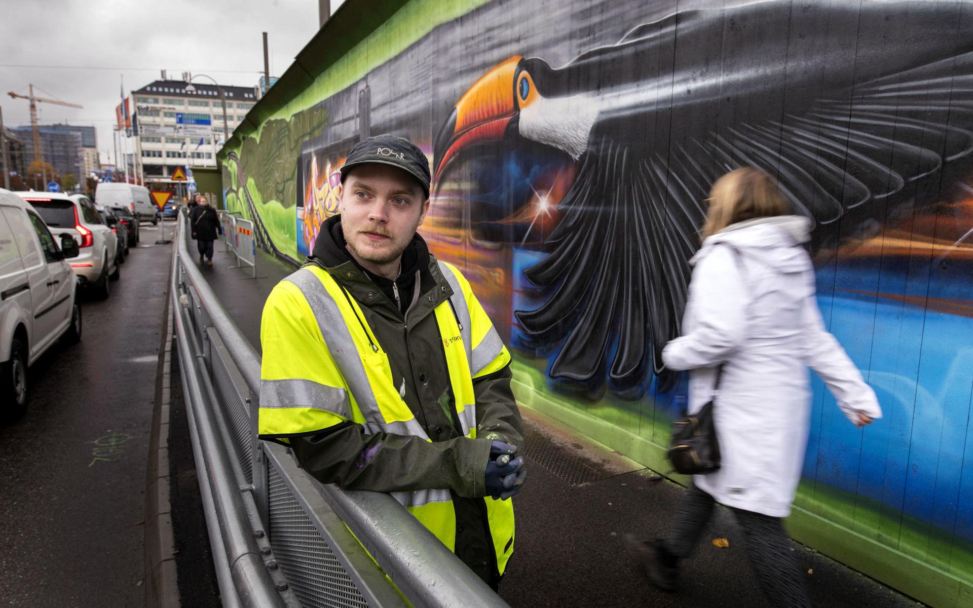 Konstnären Adam Algotsson målade tidigare planket vid Korsvägen i Göteborg. 