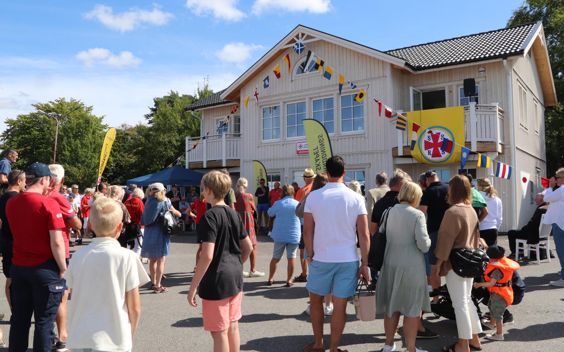 Många ville samlas vid invigningen av nya stationshuset.