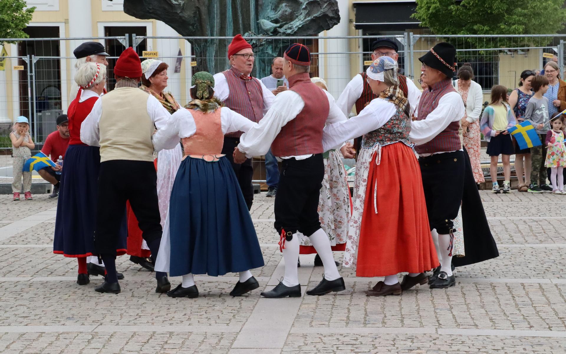 Vallda folkdanslag underhöll på torget.