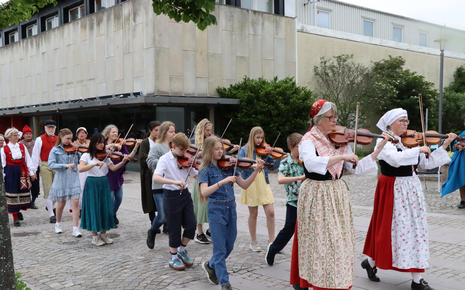 Folkdans och stråkmusik blev, som alltid, vackert ihop.