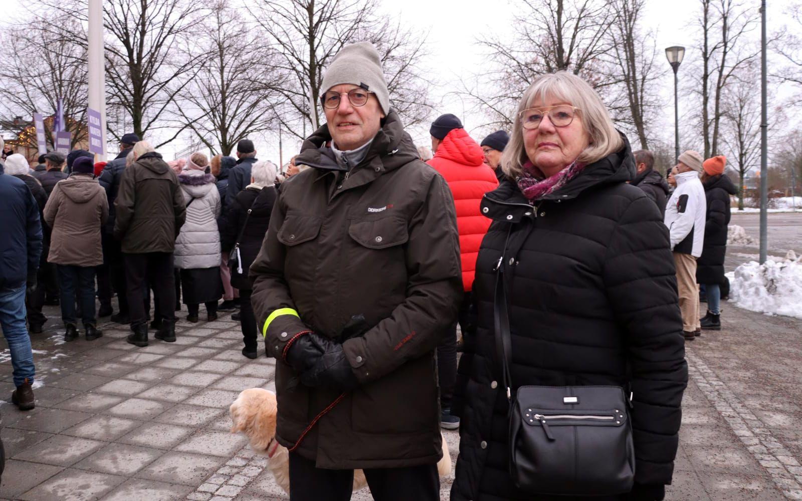 ”Det är beklämmande,” säger Anita Berglund som var där med vännen Cuno Larsen. 