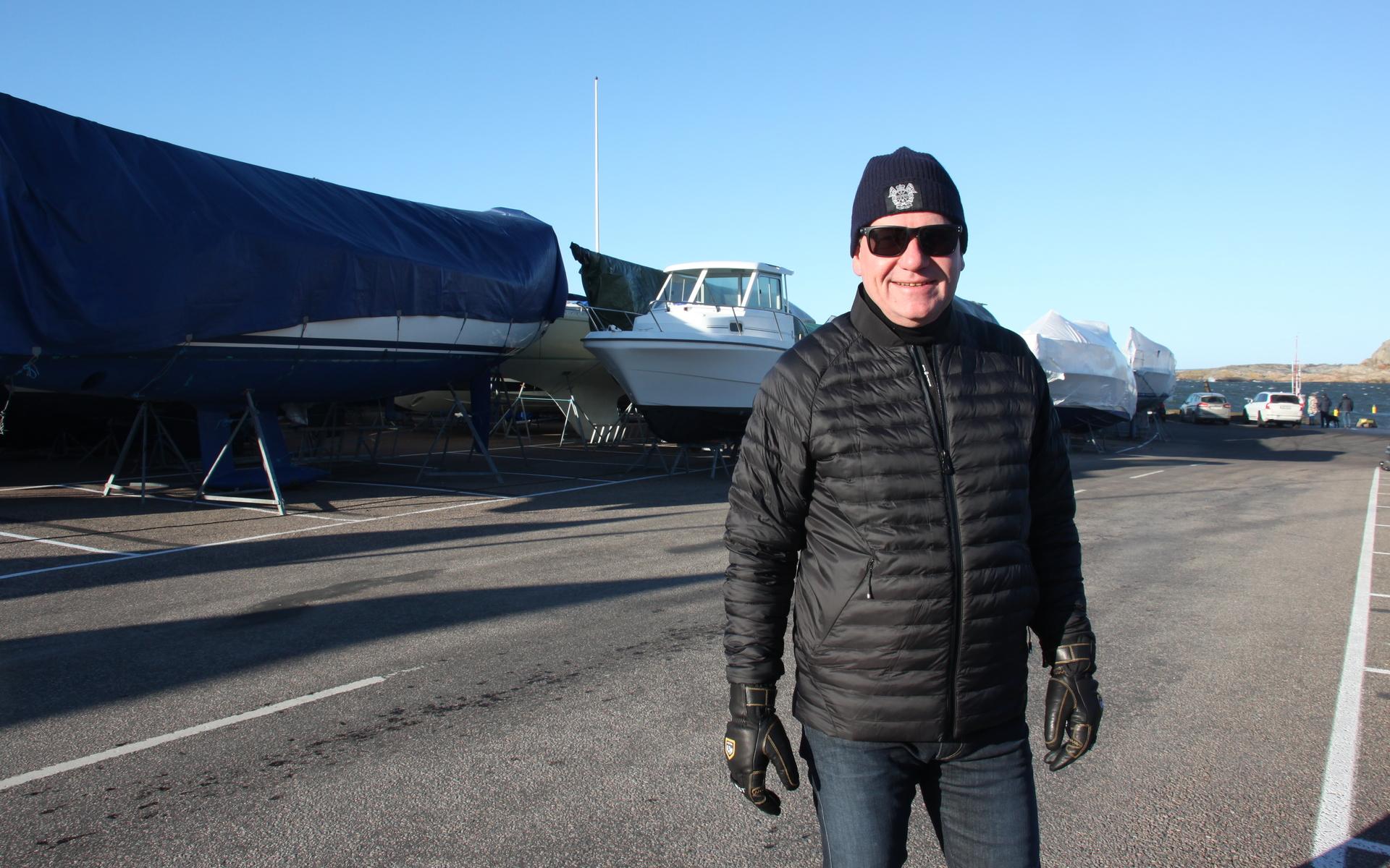 Janne Müntzing tog en promenad till hamnen i Kullavik för att titta till båten. ”Det är viktigt att hålla lite koll, man vet ju aldrig om det kan ha hänt nåt,” säger han. 