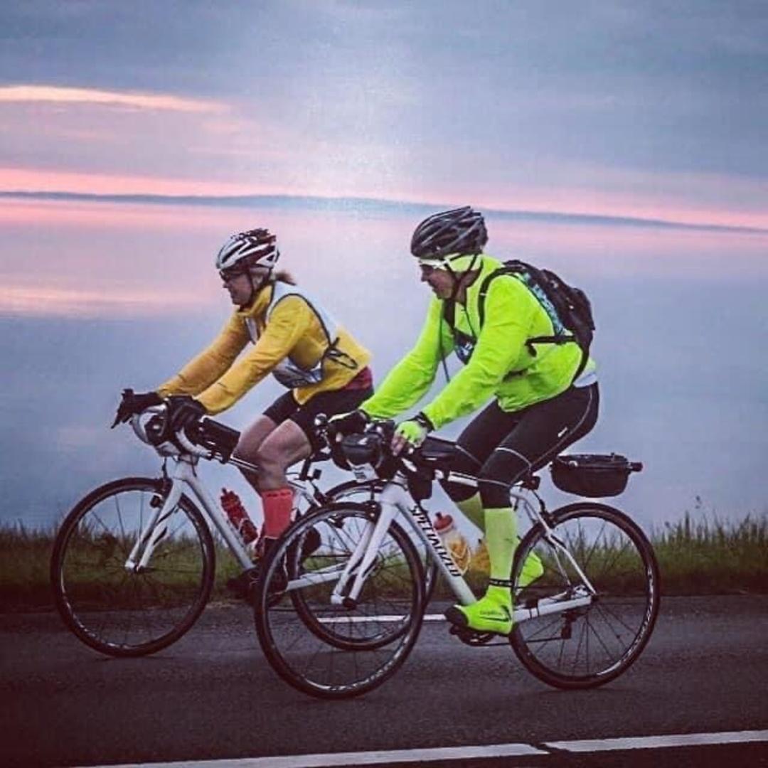 Johan Roos cyklar tillsammans med sin särbo Victoria Leffler. Bilden är tagen i Karlsborg strax efter klockan 04.00 i soluppgången. Bild: Privat.