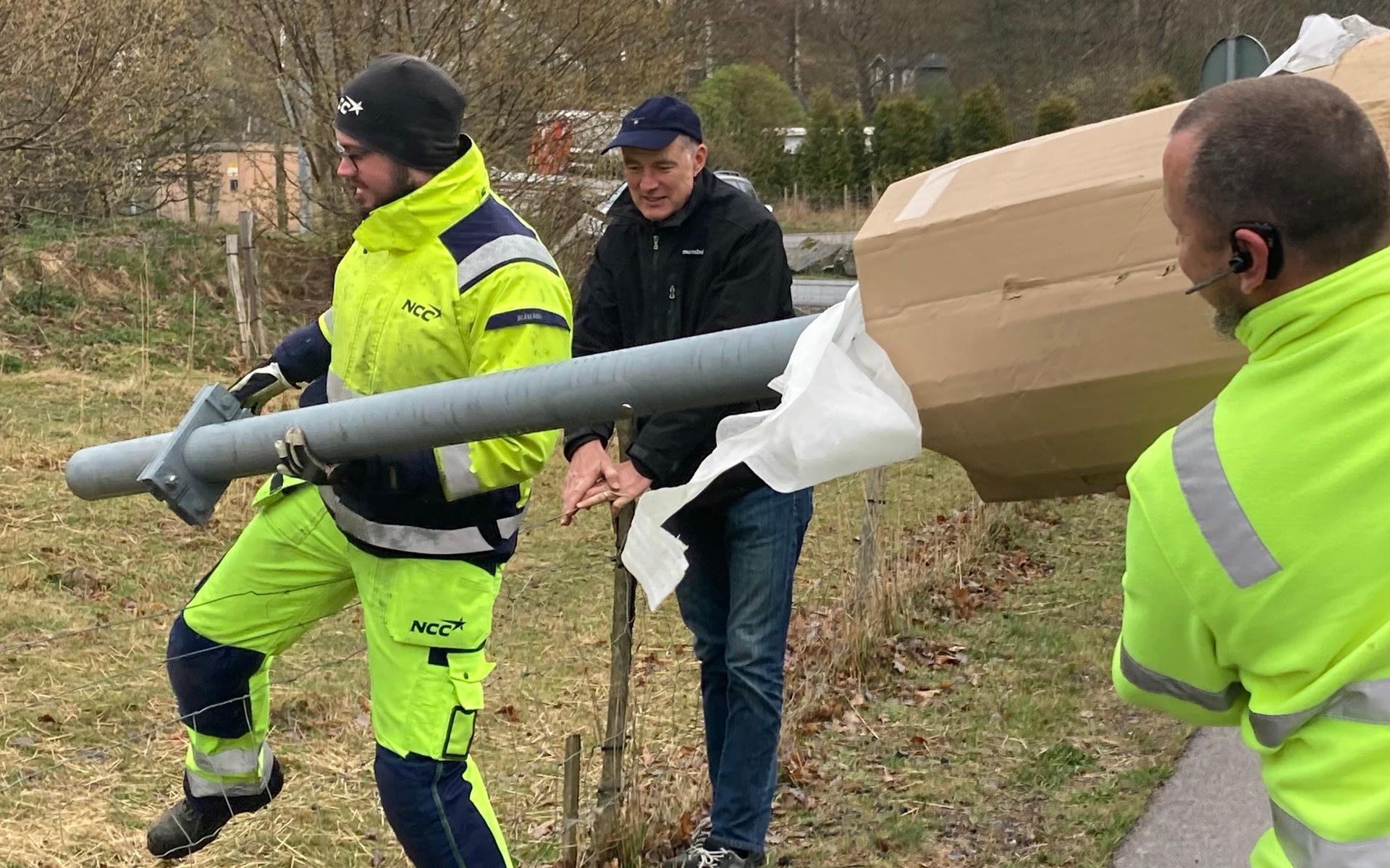 Här får Tommy tillbaka sin fågelholk av polisen.