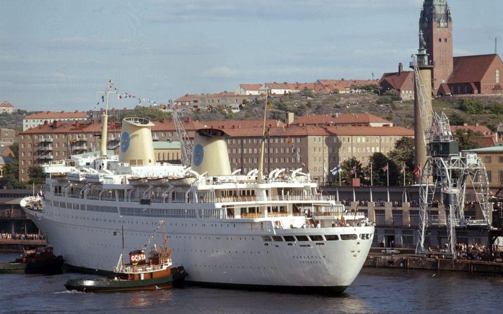 Den fanns en nästan kuslig symbolik i det faktum att Svenska Amerika Liniens sista stora fartyg ”Kungsholm” hade en falsk skorsten. En riktig Amerikabåt skulle ha två skorstenar. Följaktligen fick ”Kungsholm” en extra främre skorsten, trots att det inte var nödvändigt, och den sommardag år 1971 när bilden togs kunde göteborgarna njuta av en syn som kändes trygg och bekant. Innerst inne torde de flesta ha vetat att det var mer än skorstenen som var bedrägeri. Ingen människa tog i princip längre båten till New York. 1975 lades rederiet ner. ”Kungsholm” såldes till ett Bermudarederi som satte henne under Liberiaflagg. Hon hade sedan ett tiotal ägare innan hon i maj 2008 gick på grund utanför den lettiska kusten och måste dras loss. År 2015 skrotades ”Kungsholm” i Indien.