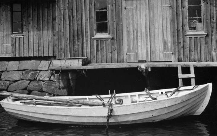 Jullen var de gamla fiskelägenas motsvarighet till skåpbilen: ett tåligt och robust arbetsfordon för transport. Här ligger en julle vid bryggan i Gravarne (Kungshamn) år 1936. Fotograf var etnologen Olof Hasslöf – 1900-talets obestridliga forskarauktoriet när det gäller västkustfiskets historia. 