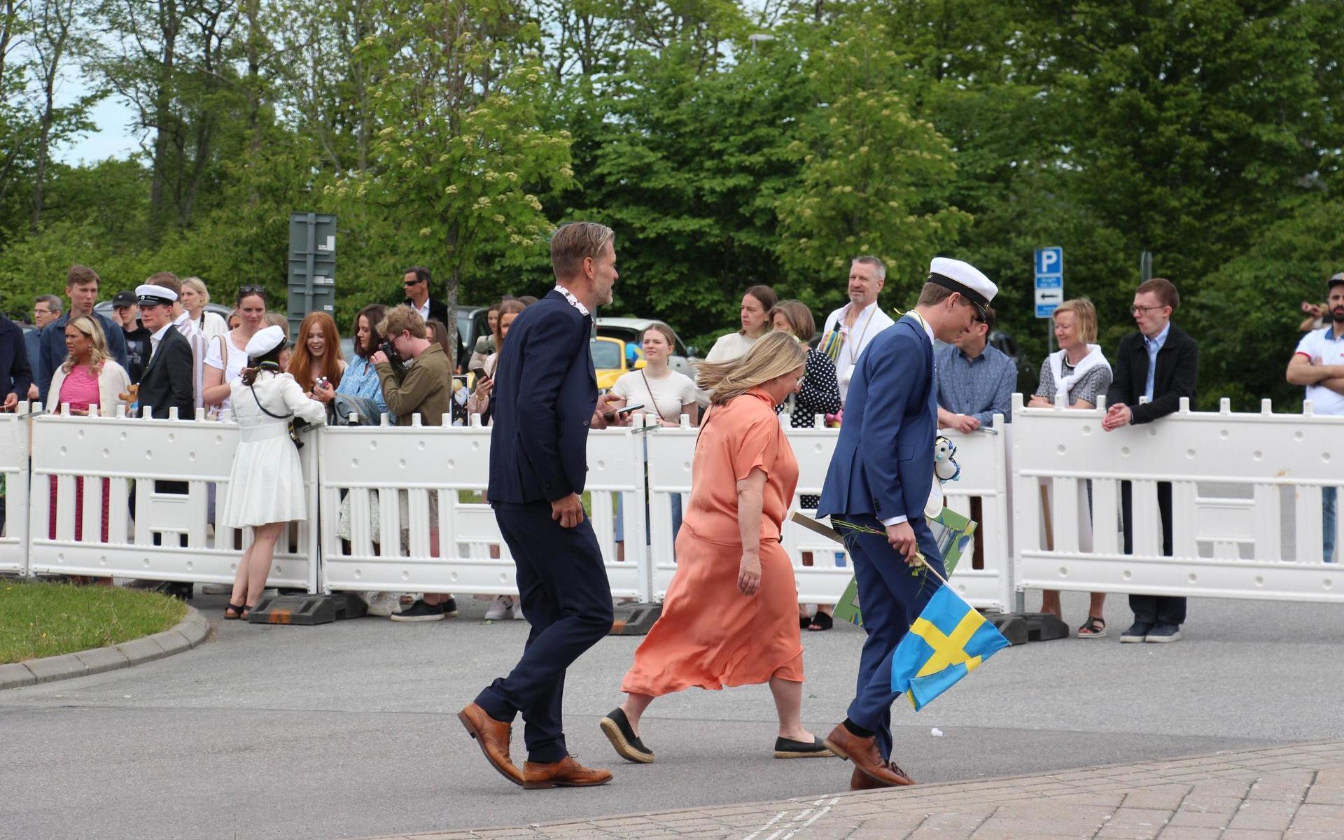 Glada föräldrar och ännu lyckligare studenter.