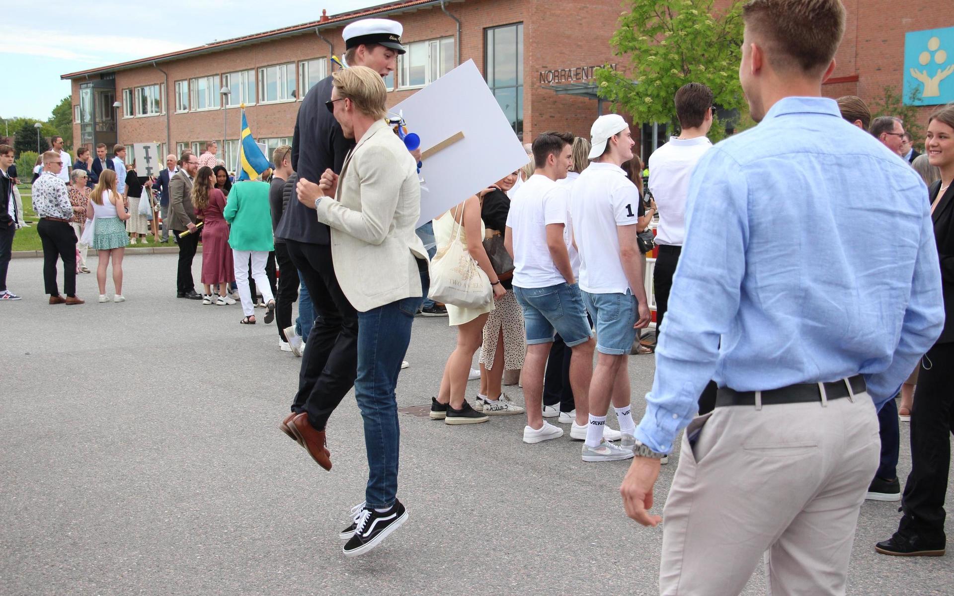 Stämningen är på topp bland studenter, vänner och familj.