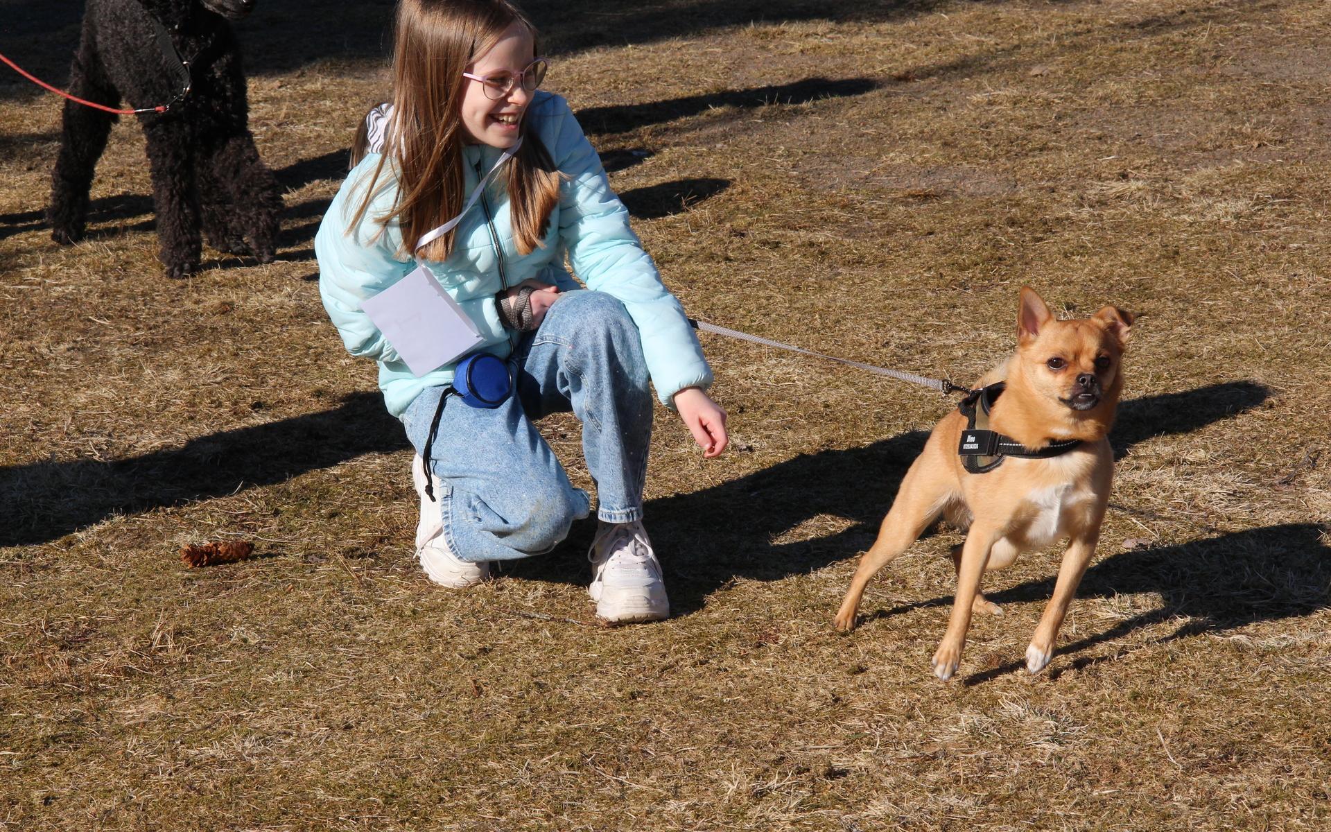 Astrid Nilsson med hunden Dino. Den sistnämnda ville dock gärna till lite äldre matte.