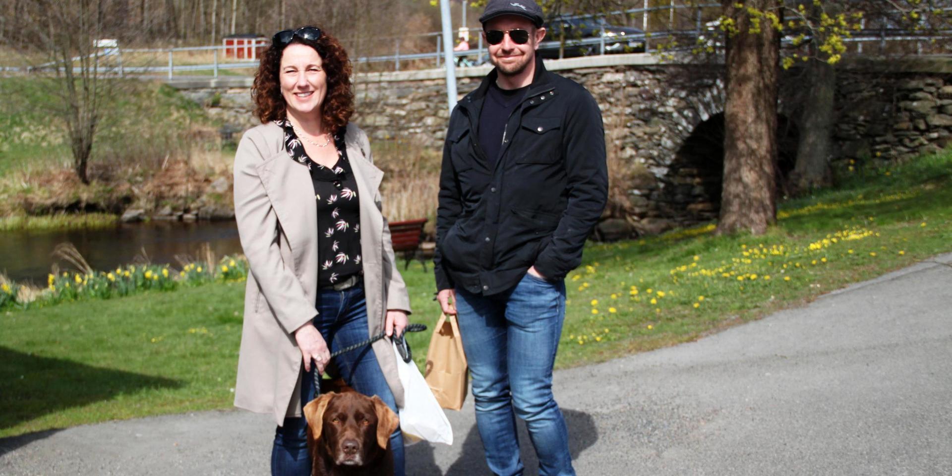 Jimmy och Karin Anjevall med labradoren Abbe kommer långväga från Östersund.