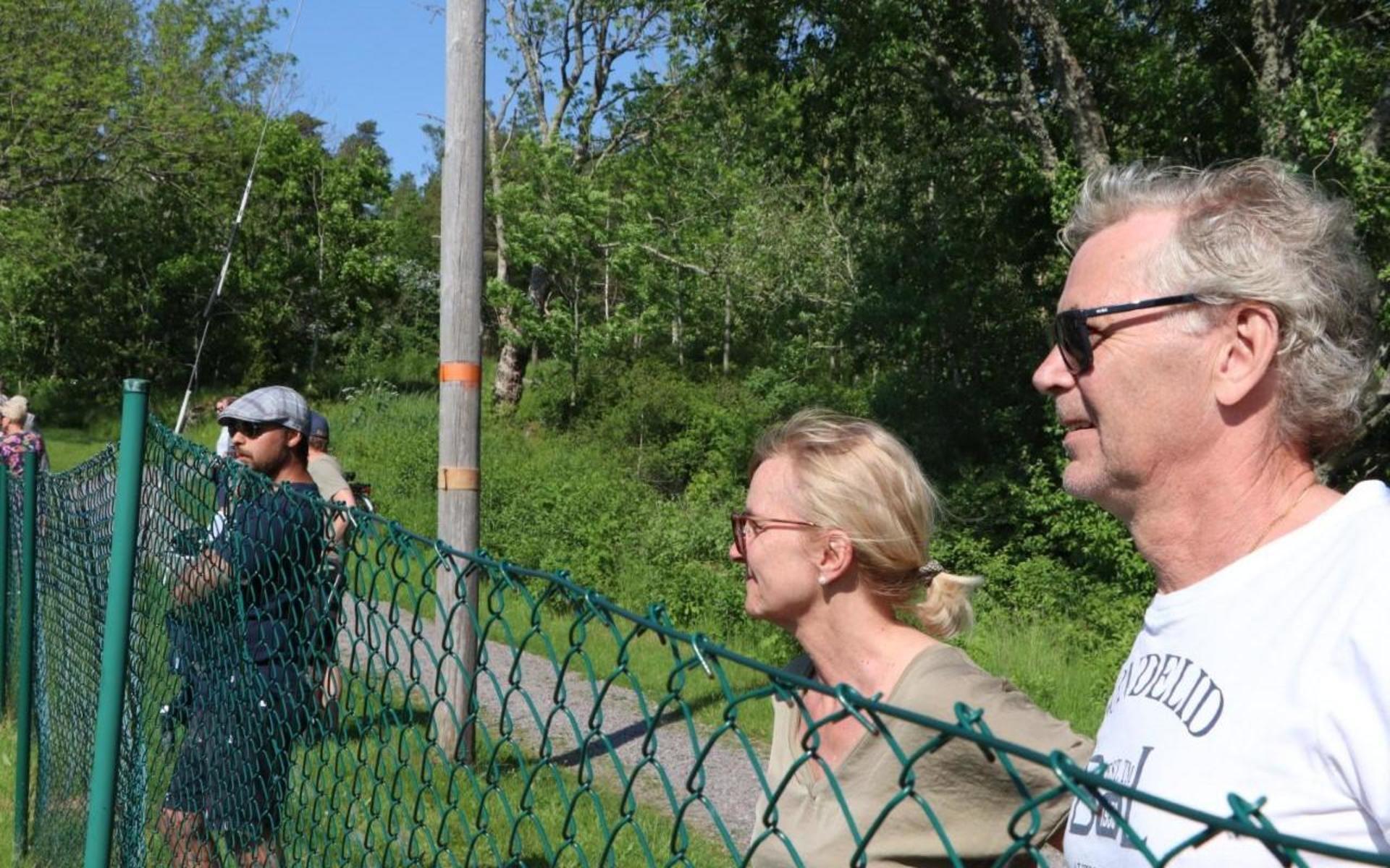 Eva-Lotta och Lars Andersson åkte från Halmstad, men spanar från andra sidan staketet. ”Biljetterna var slut när vi kom.”