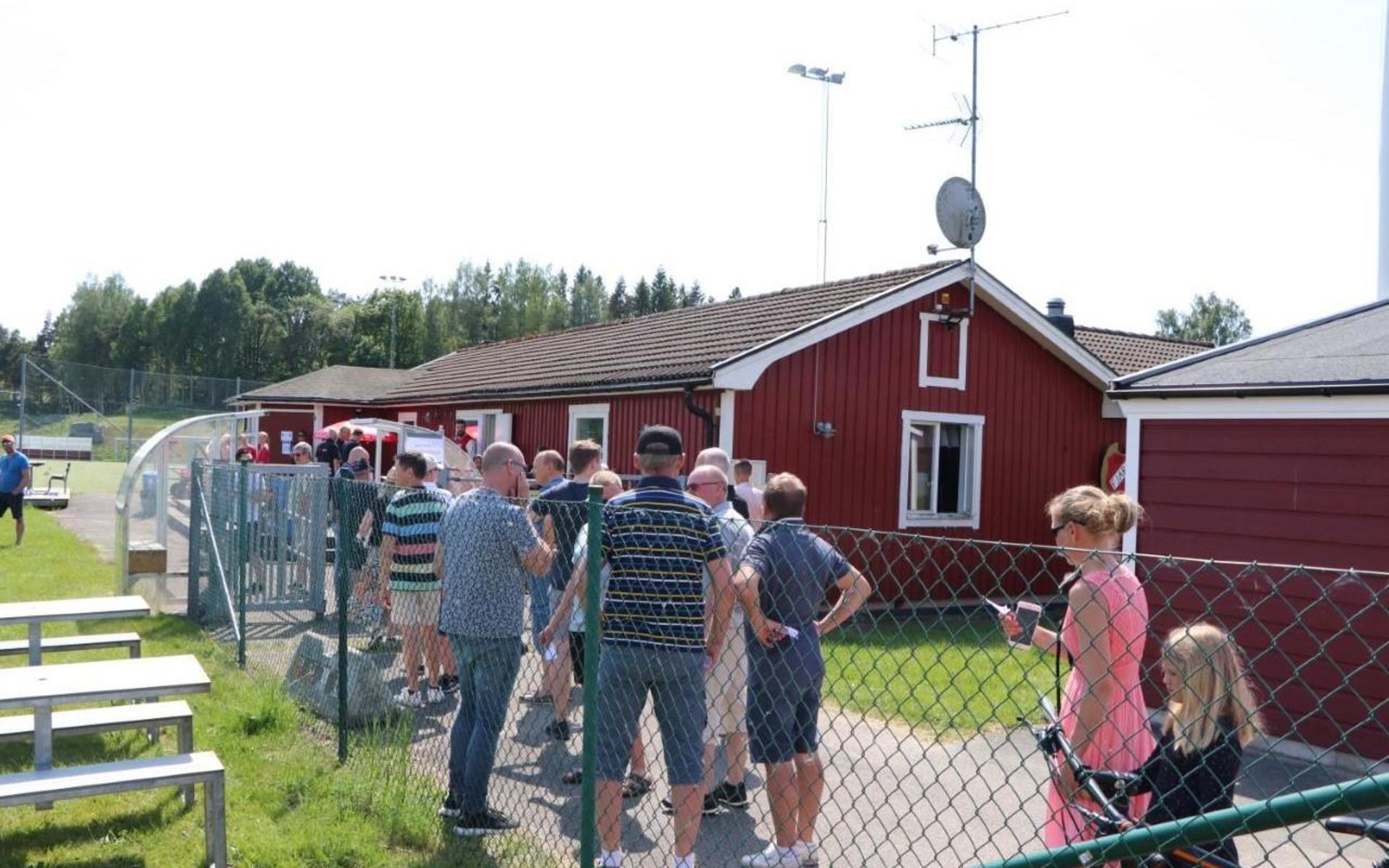 Ett vanligt år hade den här matchen en solig lördag kunnat dra in 10 000 kronor till IFK Fjärås. 