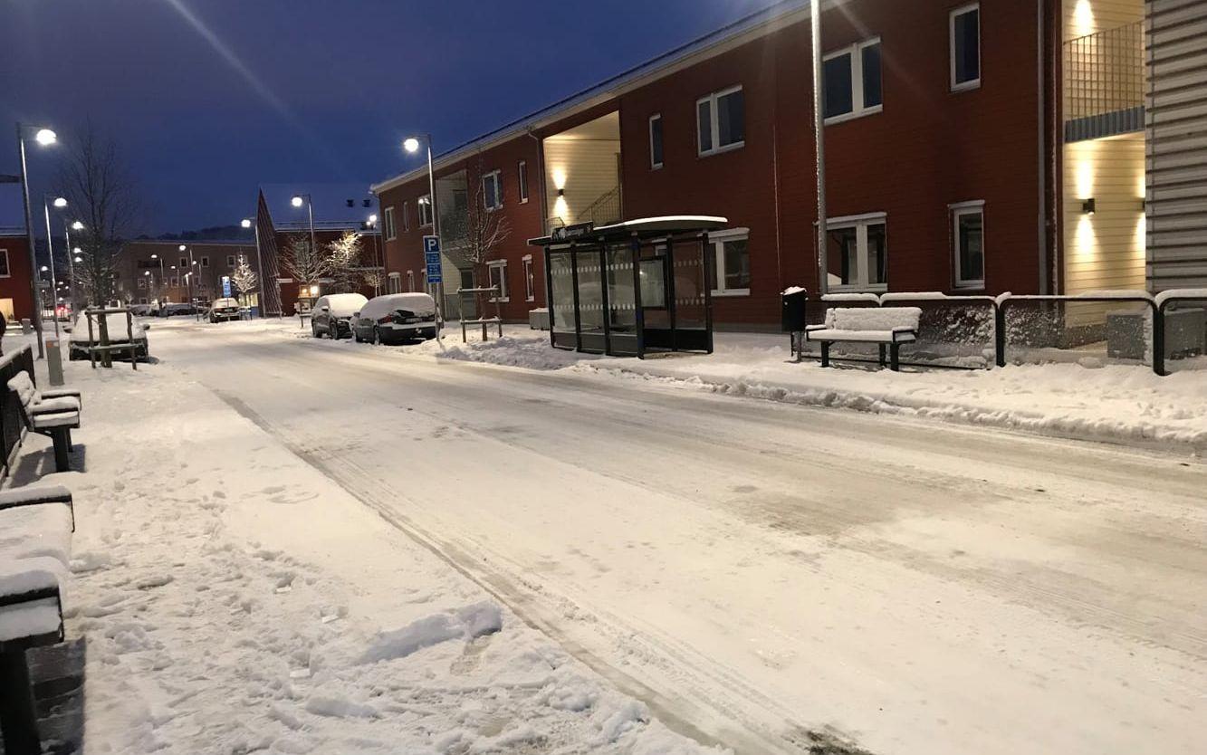 Vid busshållplatsen på Lavavägen en tidig morgon.