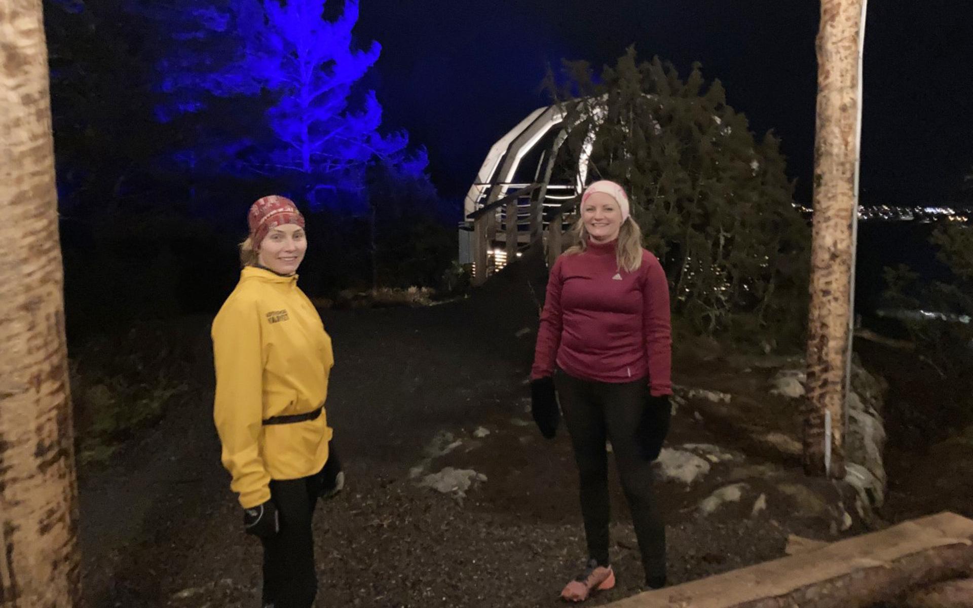 Åsabon Elin Aulin och Elisabeth Öster från Göteborg var ute på ett träningspass och hade tagit sig upp till utsiktsplatsen. ”Väldigt vackert,” tyckte Elisabeth Öster och fick medhåll. 