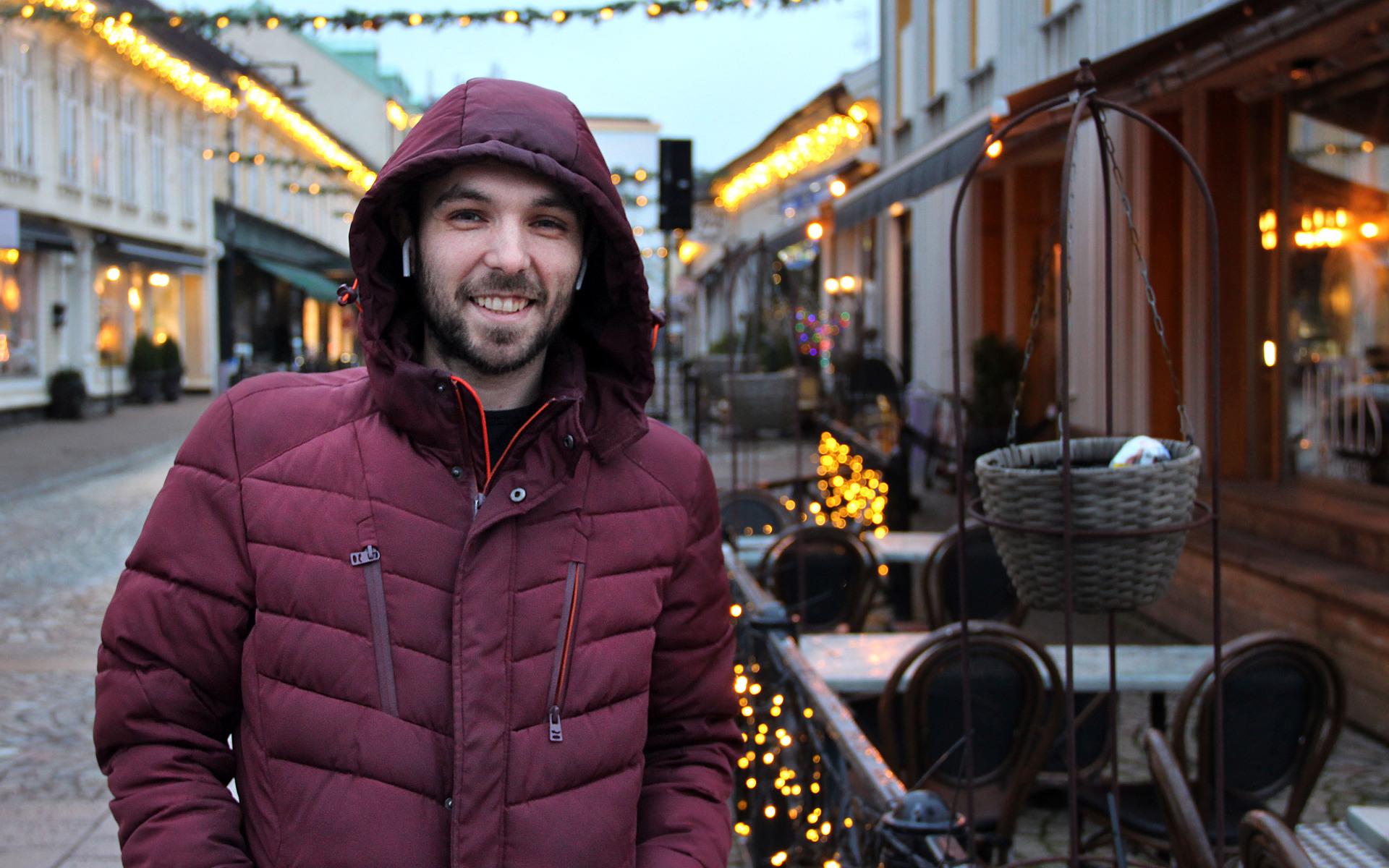 Adolet Fari, Kungsbacka: ”Nej, jag har inget sådant nyårslöfte. Och jag hinner inte träna. Jag jobbar som pizzabagare här på Cyrano så det blir ofta 12 timmar om dagen, och sedan orkar jag inte.”