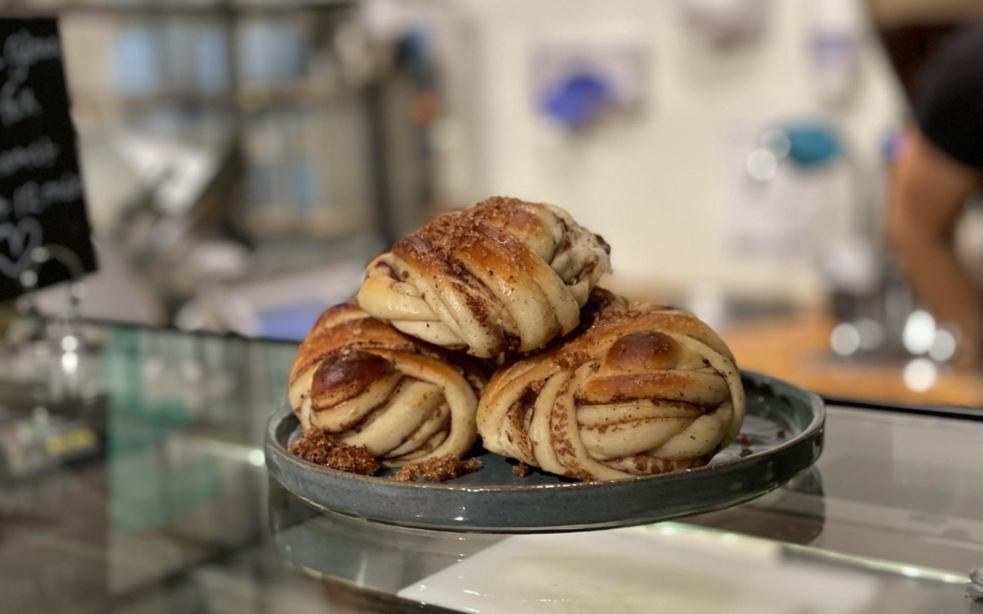 Kanelbullarna är gjorda på kvarnens eget mjöl och med ekologiska råvaror. 