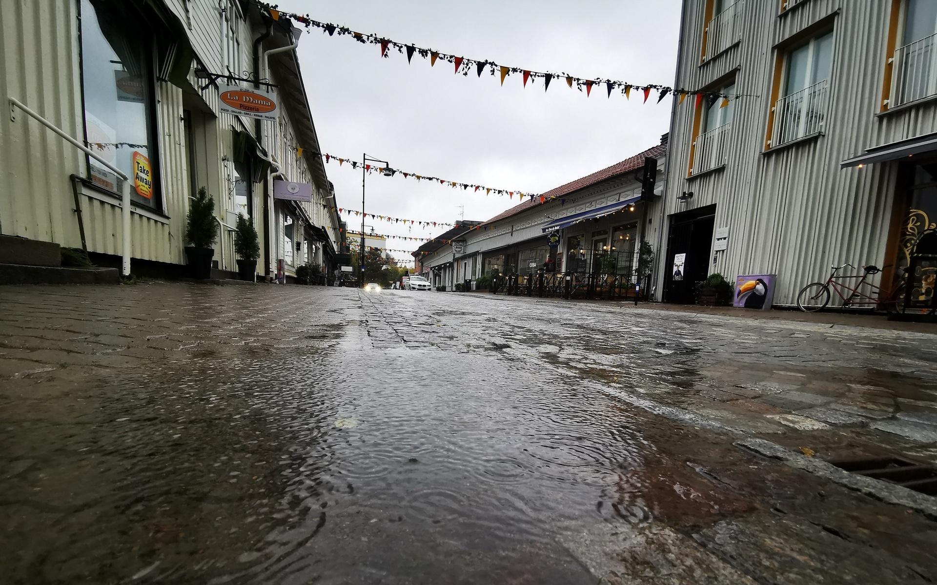 Under första helgen i oktober är det fortfarande meteorologisk sommar, enligt SMHI. Men kraftiga skurar väntas dra ner över Kungsbacka från och till hela helgen.