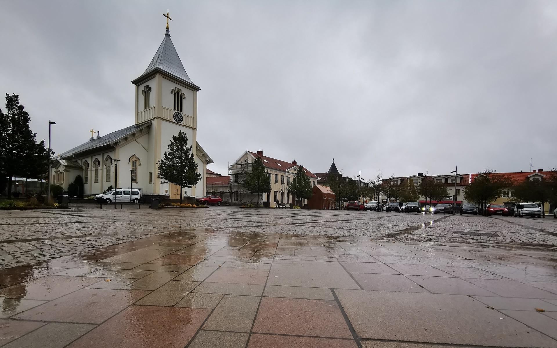 Fredagens regn kommer hålla i sig in på lördagen.