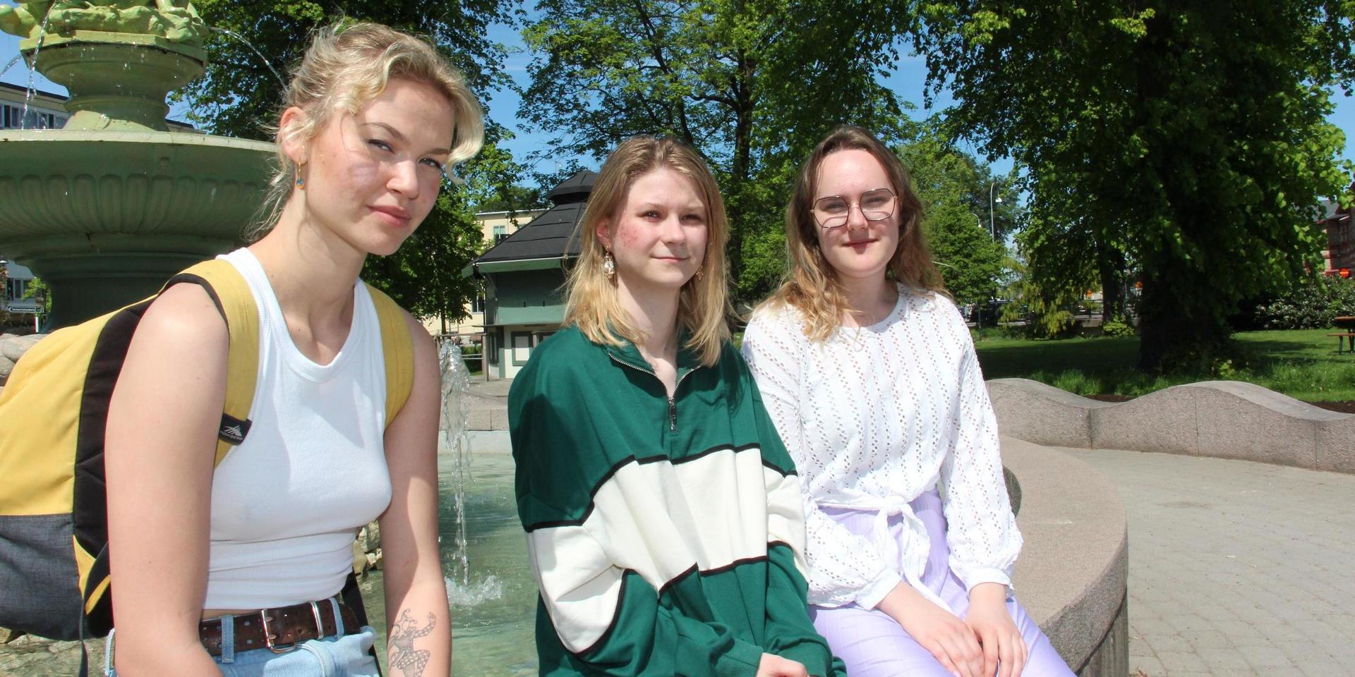 Felicia Högenberg, Ebba Karlsson och Alicia Yngve tar studenten efter att ha haft distansundervisning nästan halva studietiden. ”Deppigt, stressigt och osocialt”, sammanfattar de erfarenheterna av att plugga under pandemin. 