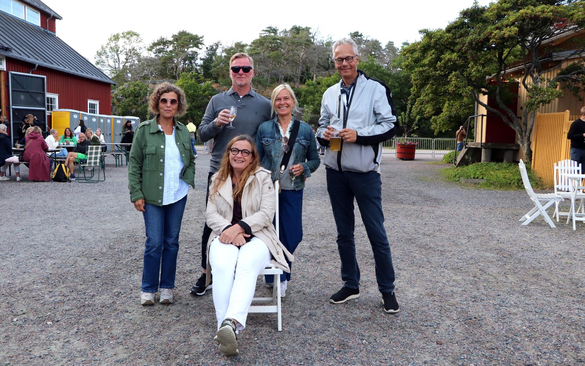 Helen Thonäng, Dan Leijon, Liselotte Olsson-Leijon, Lotta Larsson (sittande) samt Anders Larsson hade valt en lite mer tillbakadragen plats. ”Vi ser bättre här, det är bra volym, och vi har nära till tak i fall det börjar regna,” säger Dan Leijon. 