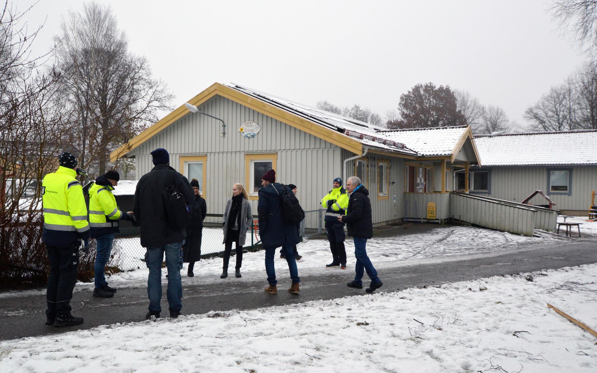 På tordagsmorgonen anlände chefer och annan personal från kommunen för att utreda omfattningen på skadorna och för att bedöma när skolan kan vara igång igen. 