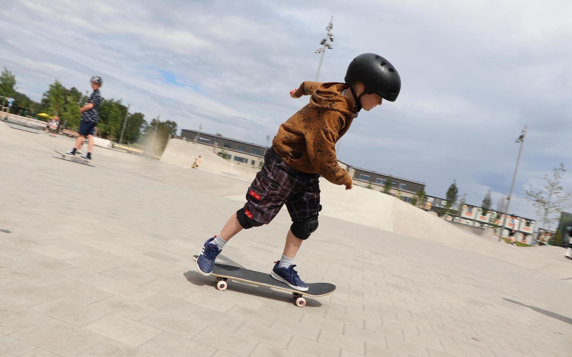 Han har lärt sig snabbt att hålla balansen på skateboarden.