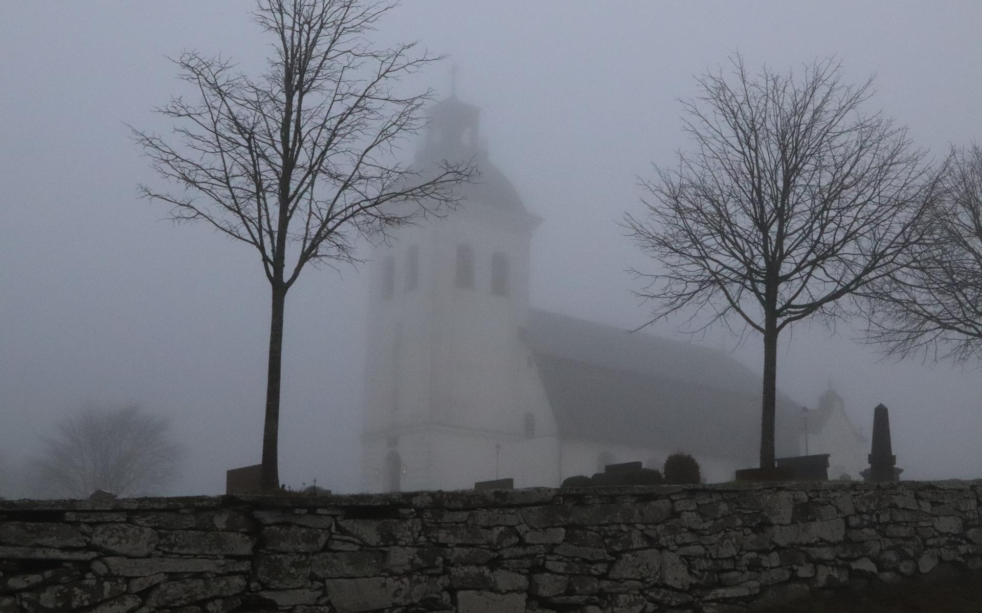 Utsikten från Fjärås kyrka är inte vad den brukar vara. 