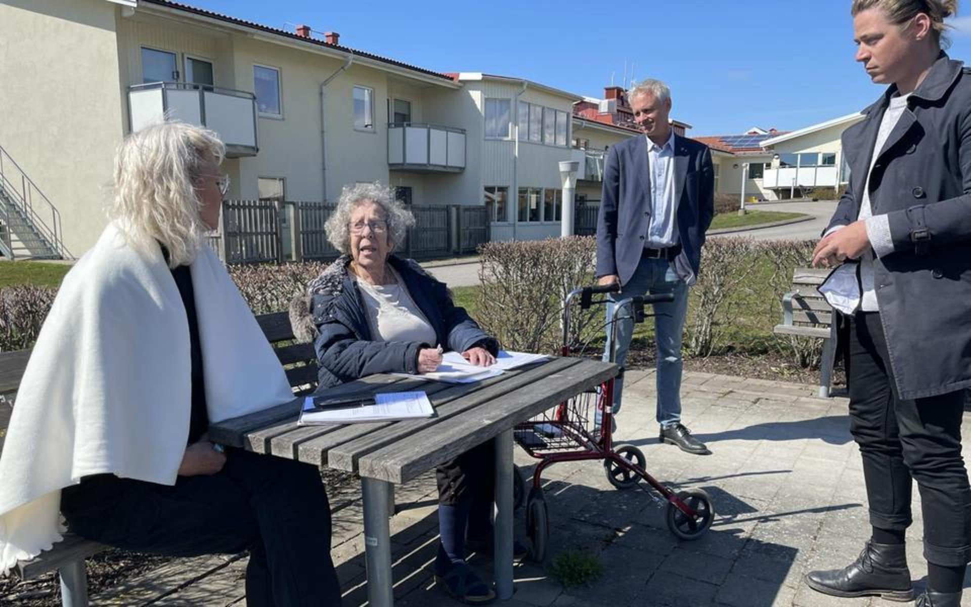 Kungsbacka-Posten har flera gånger skrivit om Liane Weschke, 90 år. Hon bor på Måhaga äldreboende och kämpar hårt för att de äldre ska få bättre mat. Liane utlovades bättre mat när hon fick träffa tjänstemän och politiker i april. Och att få vara med i ett matråd. Men i juni har inte blivit av och restaurangchefen har slutat.– Inget har ändrats, det är samma fortfarande, säger hon.