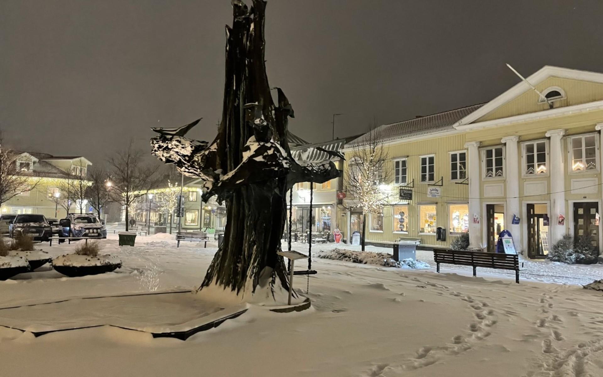 Första december var det ett rejält snöoväder i Kungsbacka. Många bilar fastnade i ovädret, men efter stormen kom lugnet och staden var vackrare än någonsin.