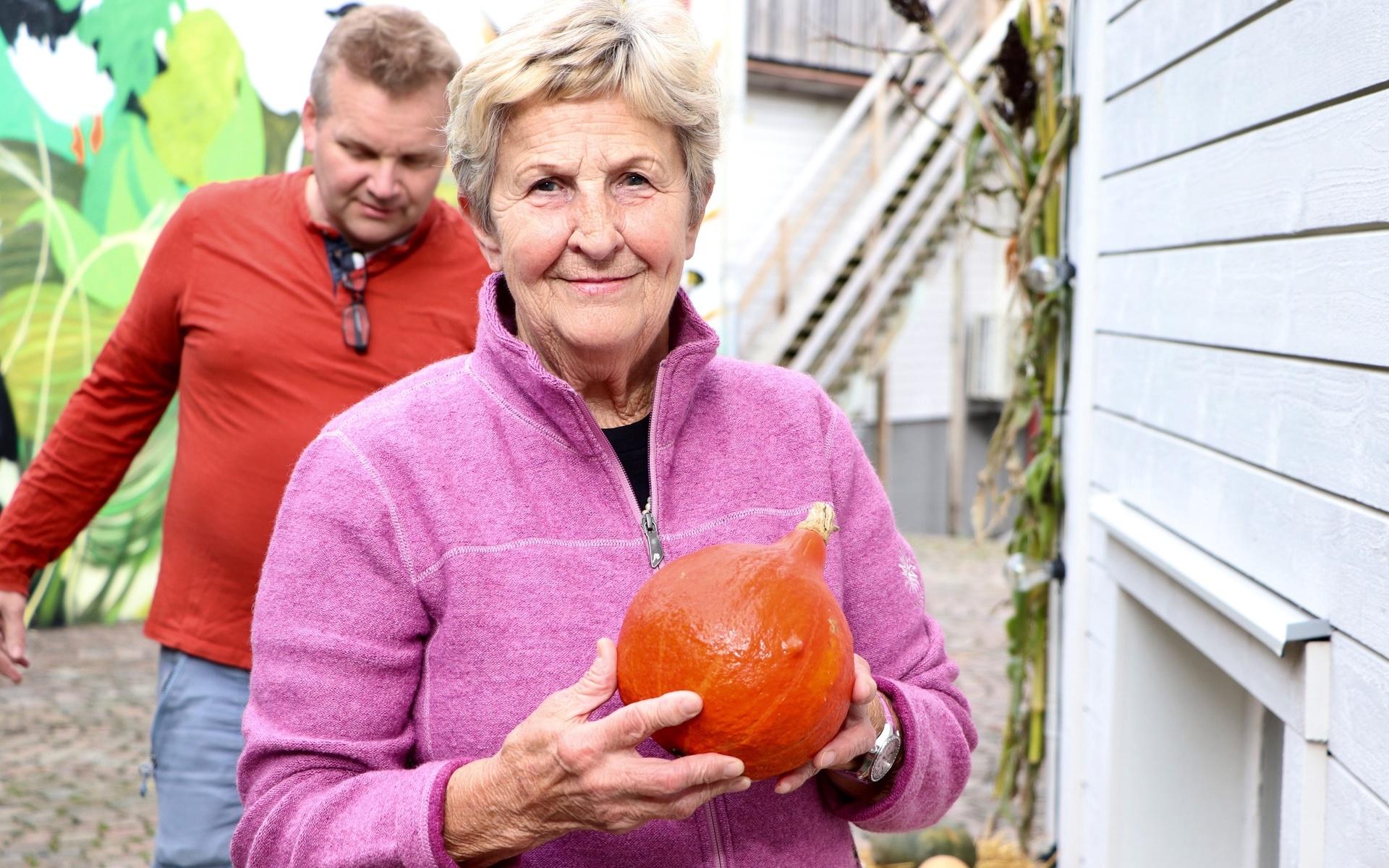 Margaretha Jonassons mamma Gudrun Andersson har bakat morotskaka fast med pumpa i stället för morot. 