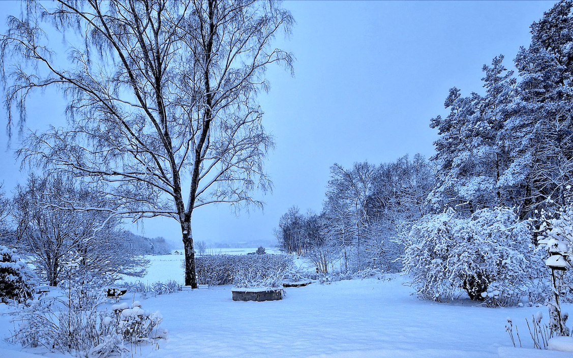 Sundstorp Lygnern i snövit skrud.