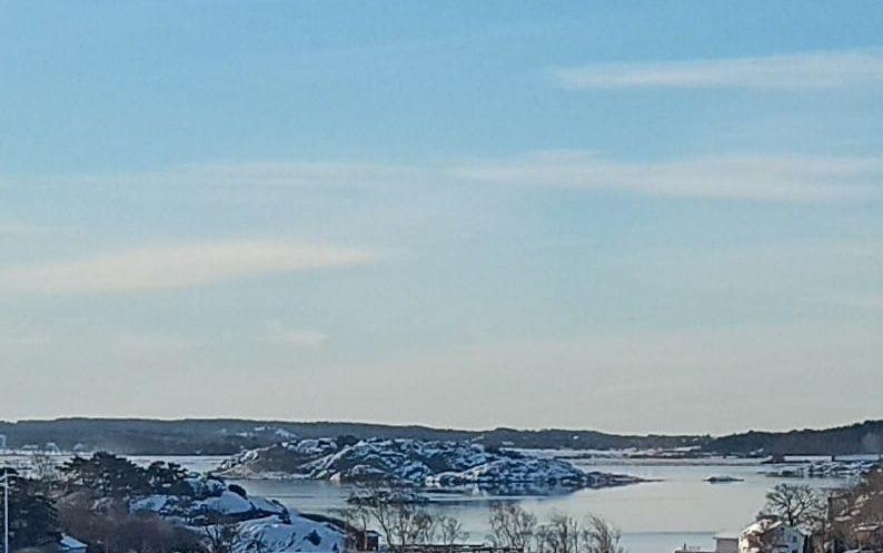 Vinterbild över Stallviken, som går in mellan Särö och Vallda Sandö. I förgrunden ser man "Långabron".