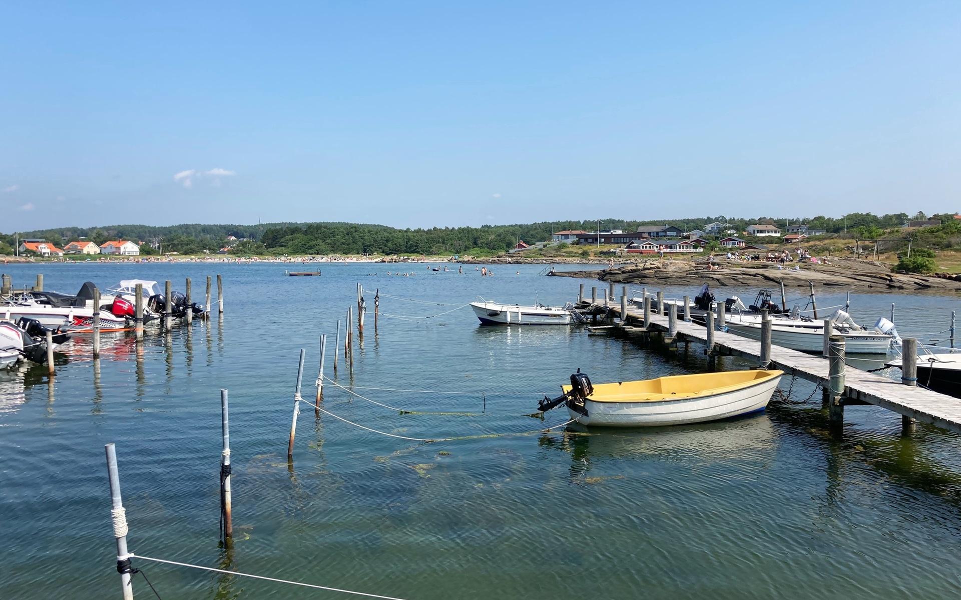 Nära hamnen ligger badplatsen Krokvik. Som tur är har läckaget inte dragit ut mot badstranden