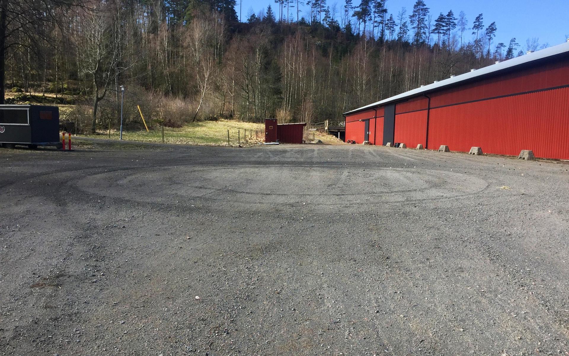 Spåren syns fortfarande i gruset utanför ridhuset.