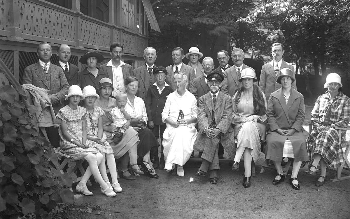 Svenska Vegetariska föreningen höll sitt 23:e årsmöte i augusti 1926. Platsen var Pehrsonska trädgården Varberg.  I mitten sitter en celebritet, föreningens grundare: tidnings- och förlagsmannen Johan Lindström Saxon. 