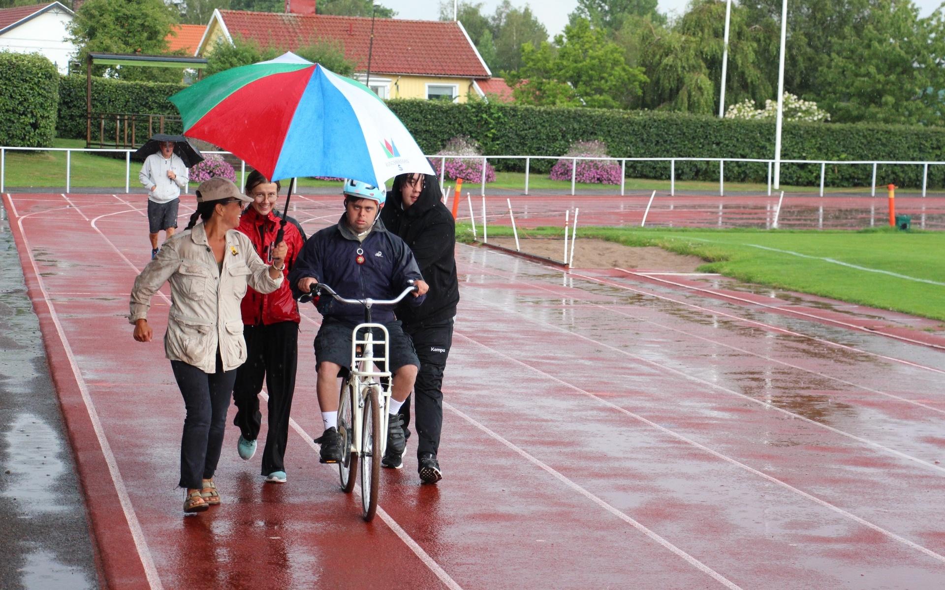 En av deltagarna var inte så förtjust i att cykla när det regnar, men mamman ställde upp och sprang runt med ett paraply. 