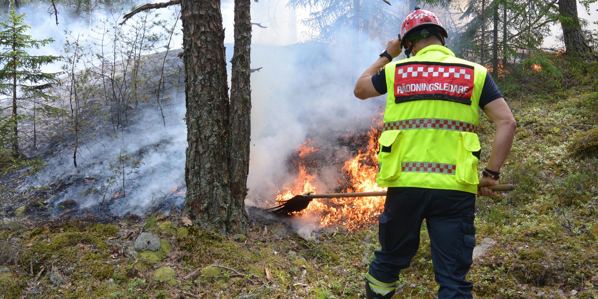 Det torra fjolårsgräset gör att risken för terrängbränder ökar i regionen. Det finns flera saker man bör tänka på för att elda mer säkert.