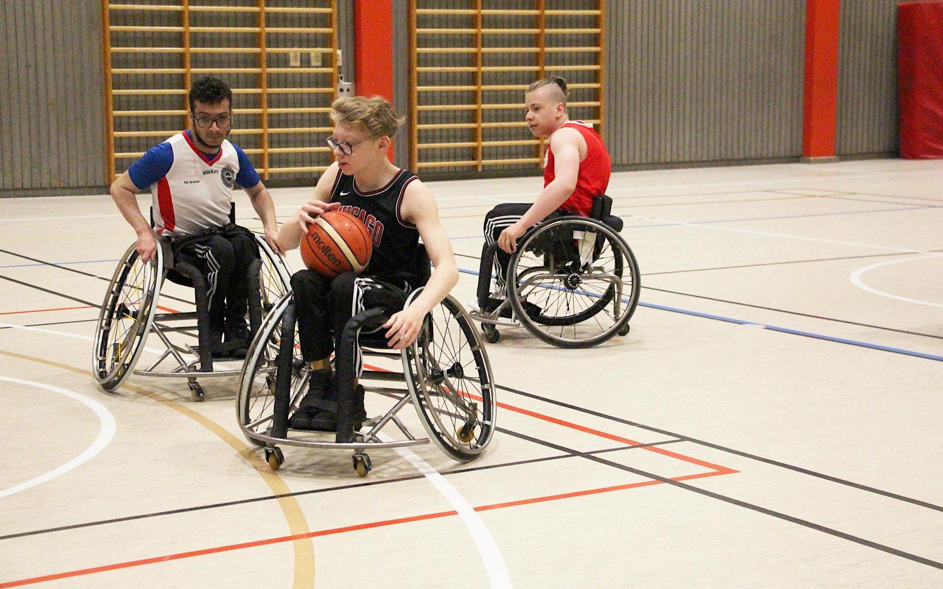 Elias får bollen och tar sig förbi Mahmoud Alasttal. Lagkamraten Robin Roos hänger med upp i anfallet.