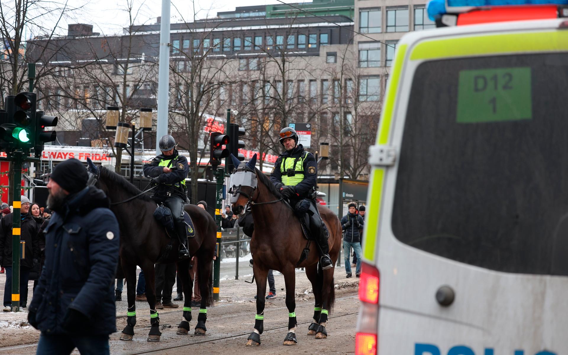 Polisen är på plats och har dialog med arrangören. 