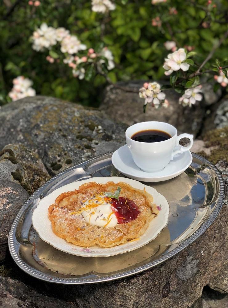 Man serverar kaffe, trots att det inte alltid fanns att tillgå på 1800-talet.