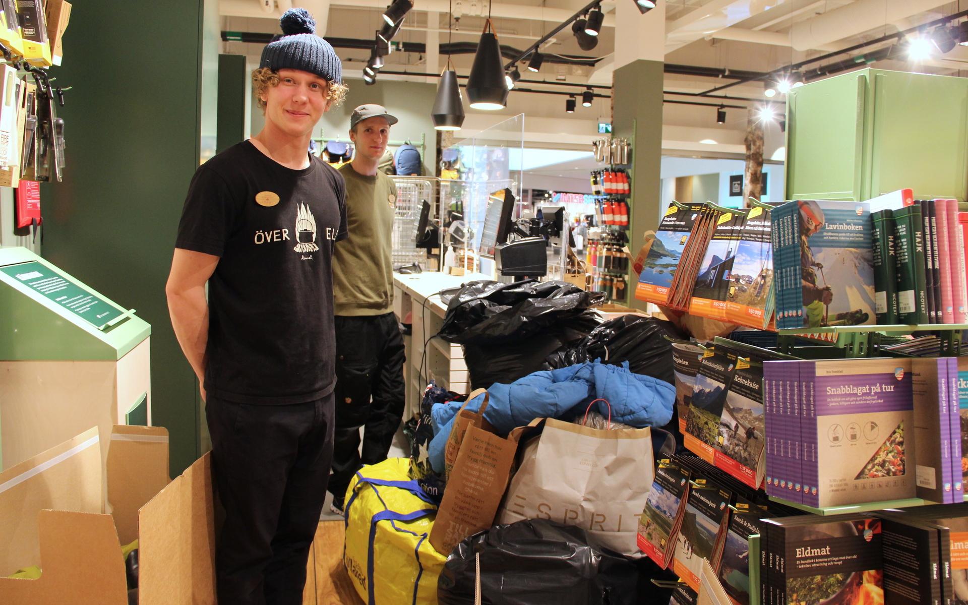 Oskar Kindblom och Petter Johansson har tagit emot mängder med saker. 