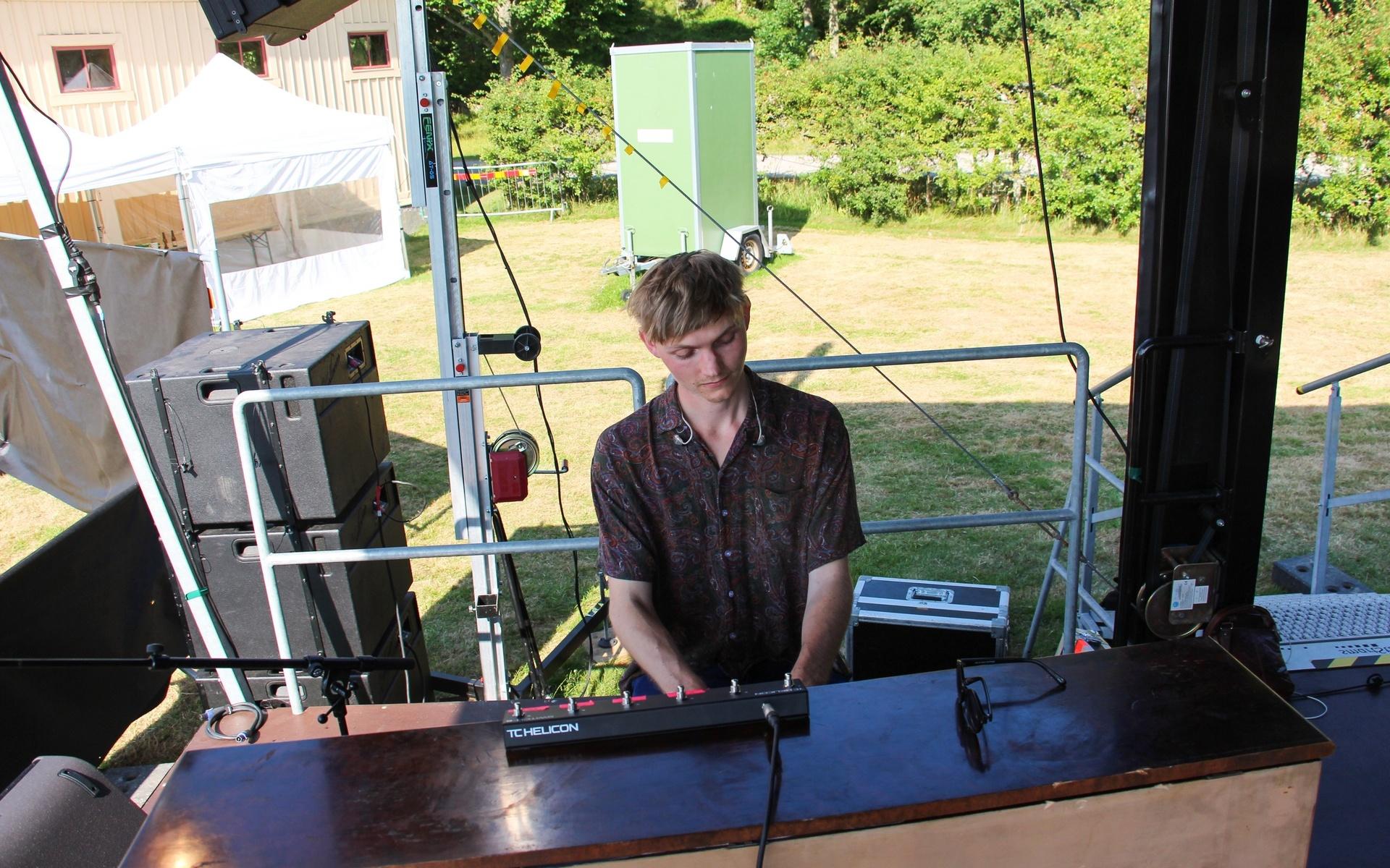 Ikväll har Ulrik tagit med sitt piano han hade hemma för att bidra med en lite mer akustisk känsla under konserten. Under färden mot Tjolöholm välte dock pianot, men som tur är så blev det inga större skador. 