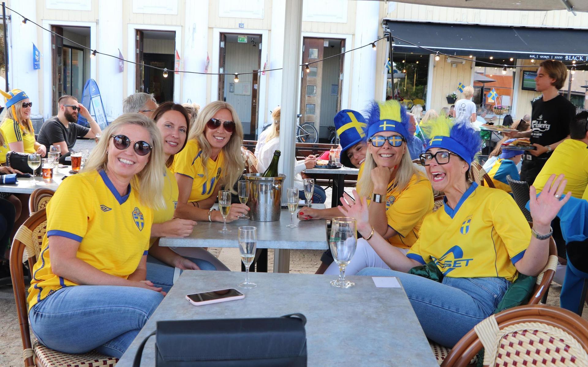 Susanne, Madelen, Elin, Hanna, Cecilia och Hanna firar Cecilias 50-årsdag med att kolla på EM. 