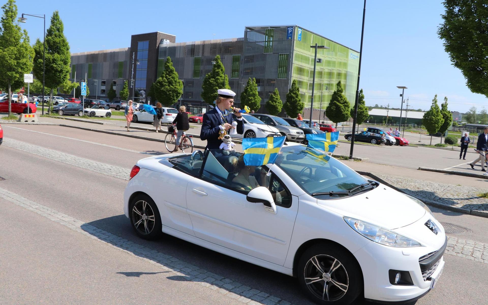 Många passade på att köra några varv runt centrum i det fina vädret.