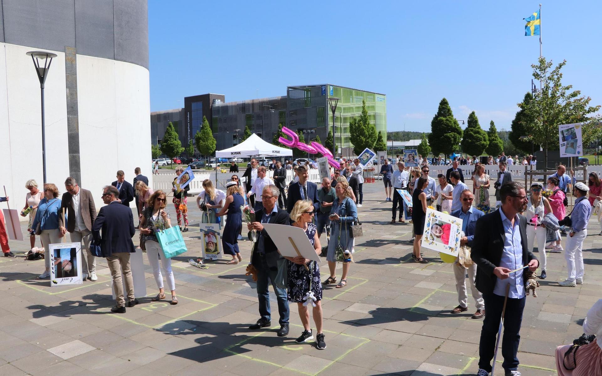 Nära och kära var på plats för att gratulera sina studenter.