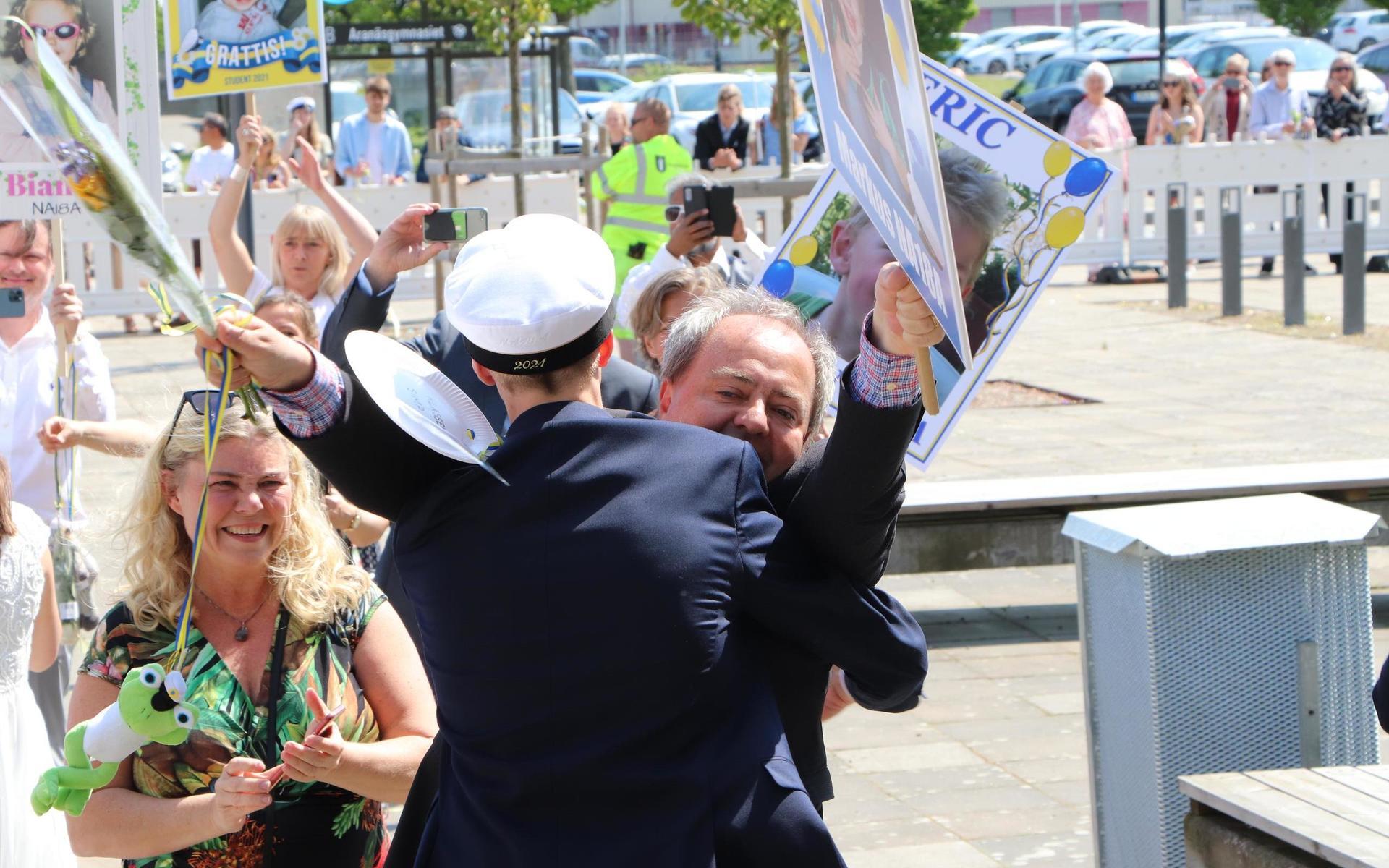 Nära och kära var på plats för att gratulera sina studenter.