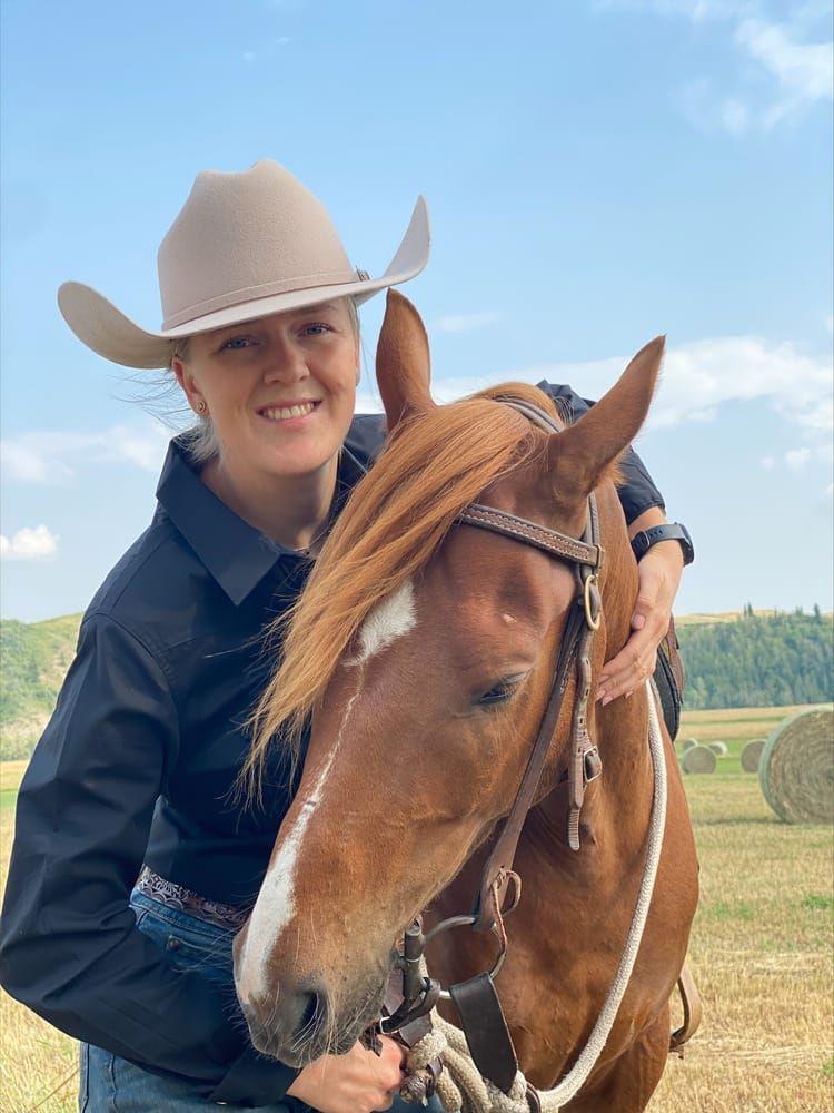 Lovisa Wallin från Frillesås bor numer i Kanada. Innan dess gjorde hon högvakten i Stockholm, men bestämde sig för att byta liv när hon hade chansen att bli cowgirl.